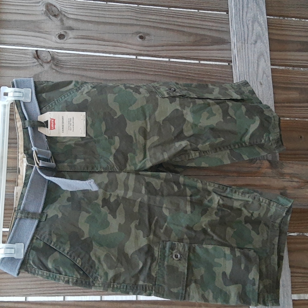 Levi's camo cargo shorts, size 16 Regular